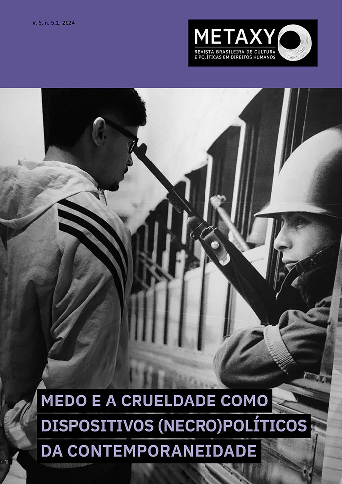 “Olhar sobre a foto de Evandro Teixeira” (Exposição/CCBB: “Evandro Teixeira-Chile, 1973” ). Modelo: Gabriel Paiva; foto: Murilo Peixoto da Mota, gentilmente cedida para publicação na Metaxy.